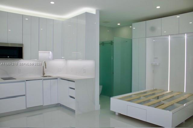 LAKE VENETIAN - Residential Lease