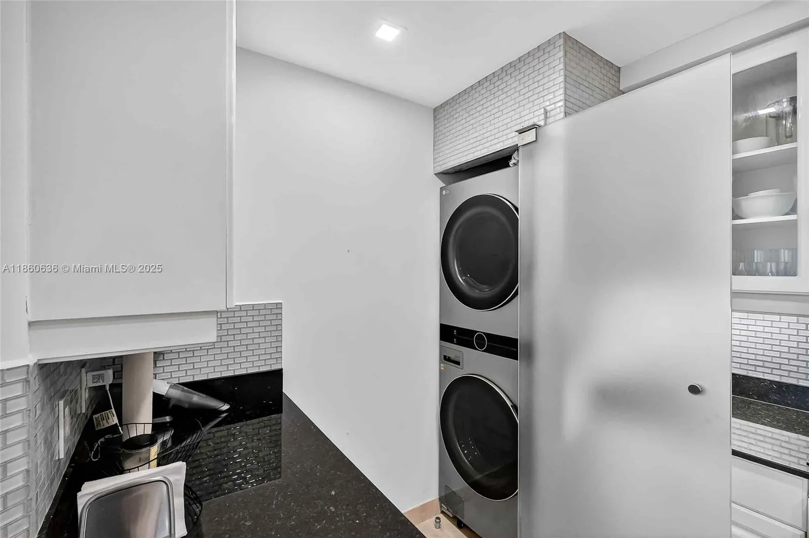 Key Biscayne, Florida 33149, United States, 2 Bedrooms Bedrooms, ,2 BathroomsBathrooms,Residential,Active,193822