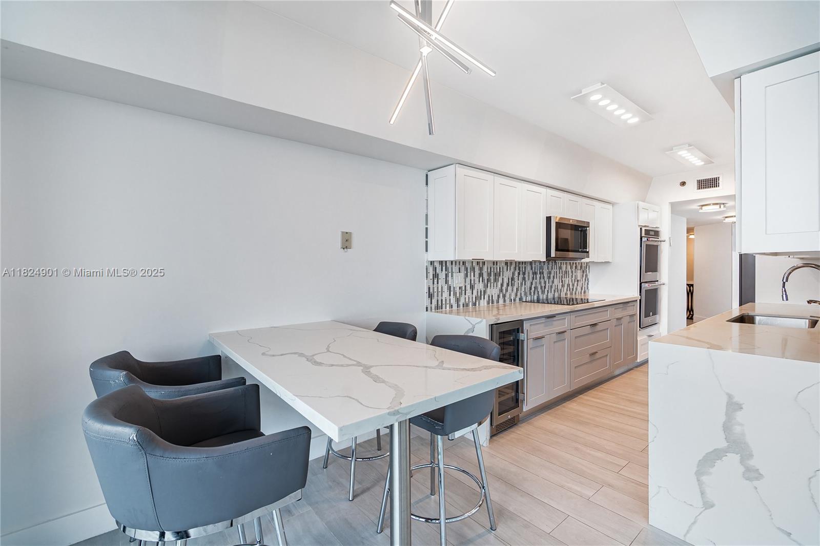THE WAVES CONDO - Residential