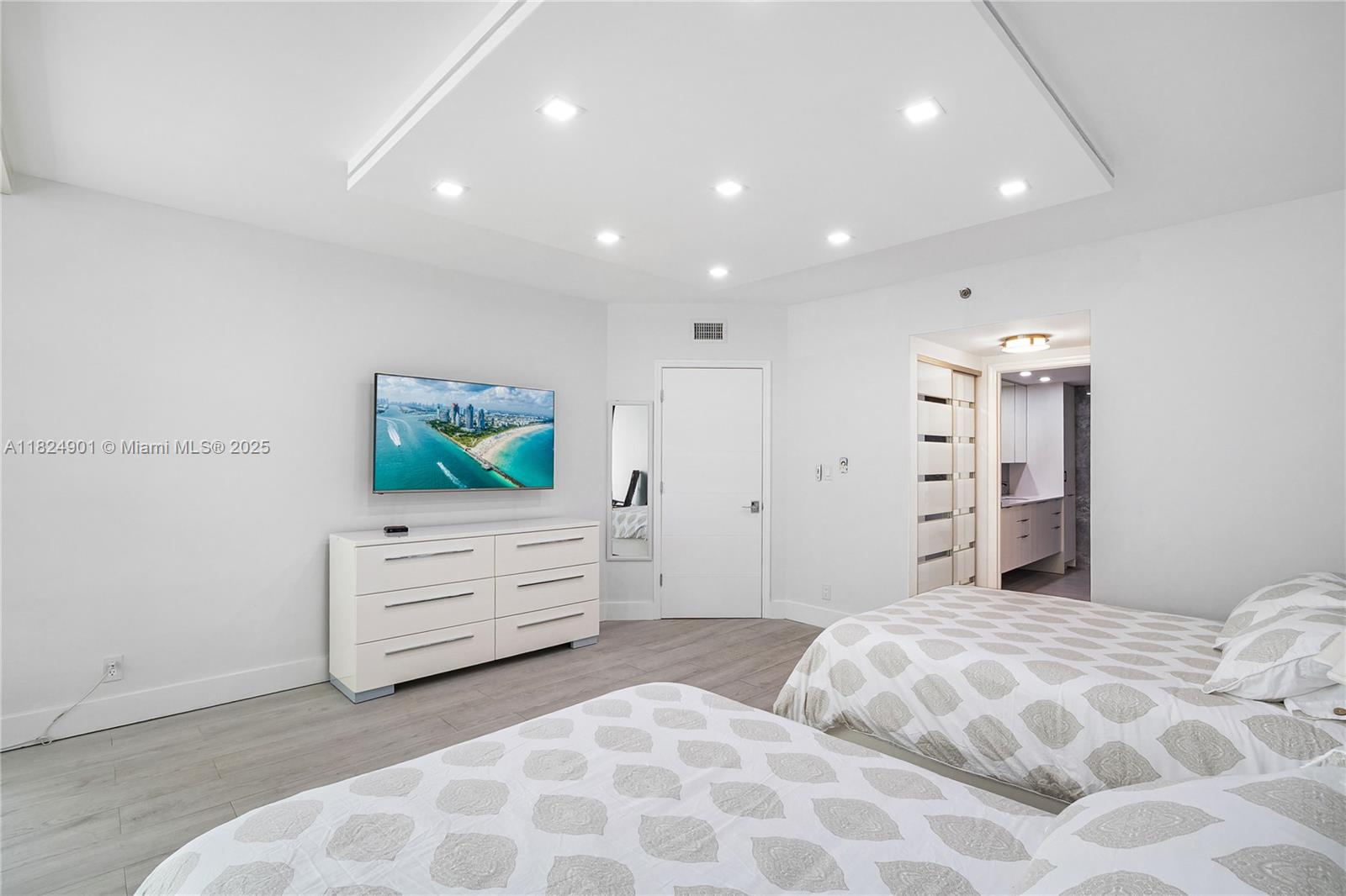 THE WAVES CONDO - Residential