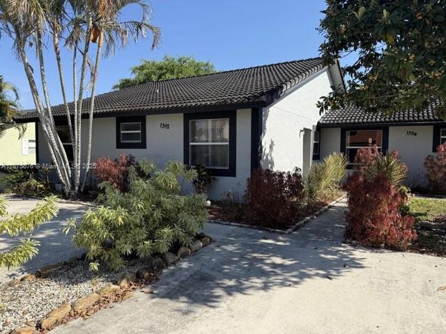 Very nice and comfortable 3-bedroom, 2-bath villa with over 1500 sq ft for the equestrian season. It also has an oversized extra room, larger than the secondary bedrooms, perfect for a guest suite, gym, or spacious home office. Excellent location, close to WEF, Dressage and Polo facilities. No HOA and ample parking for three vehicles. Very easy to show!