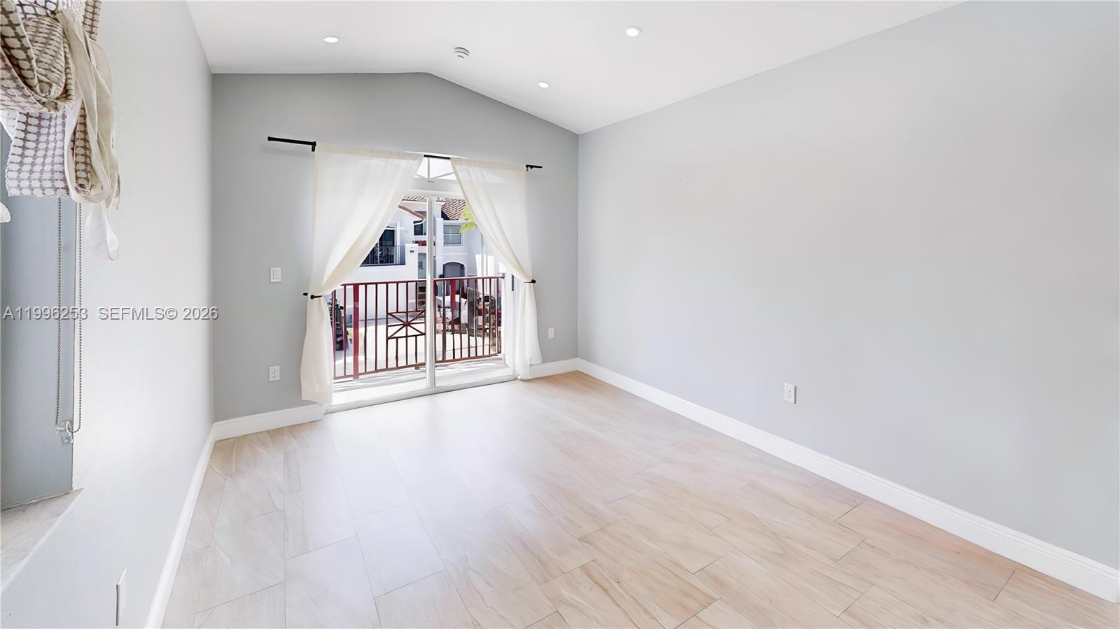 VILLAS AT THE HAMMOCKS CO - Residential