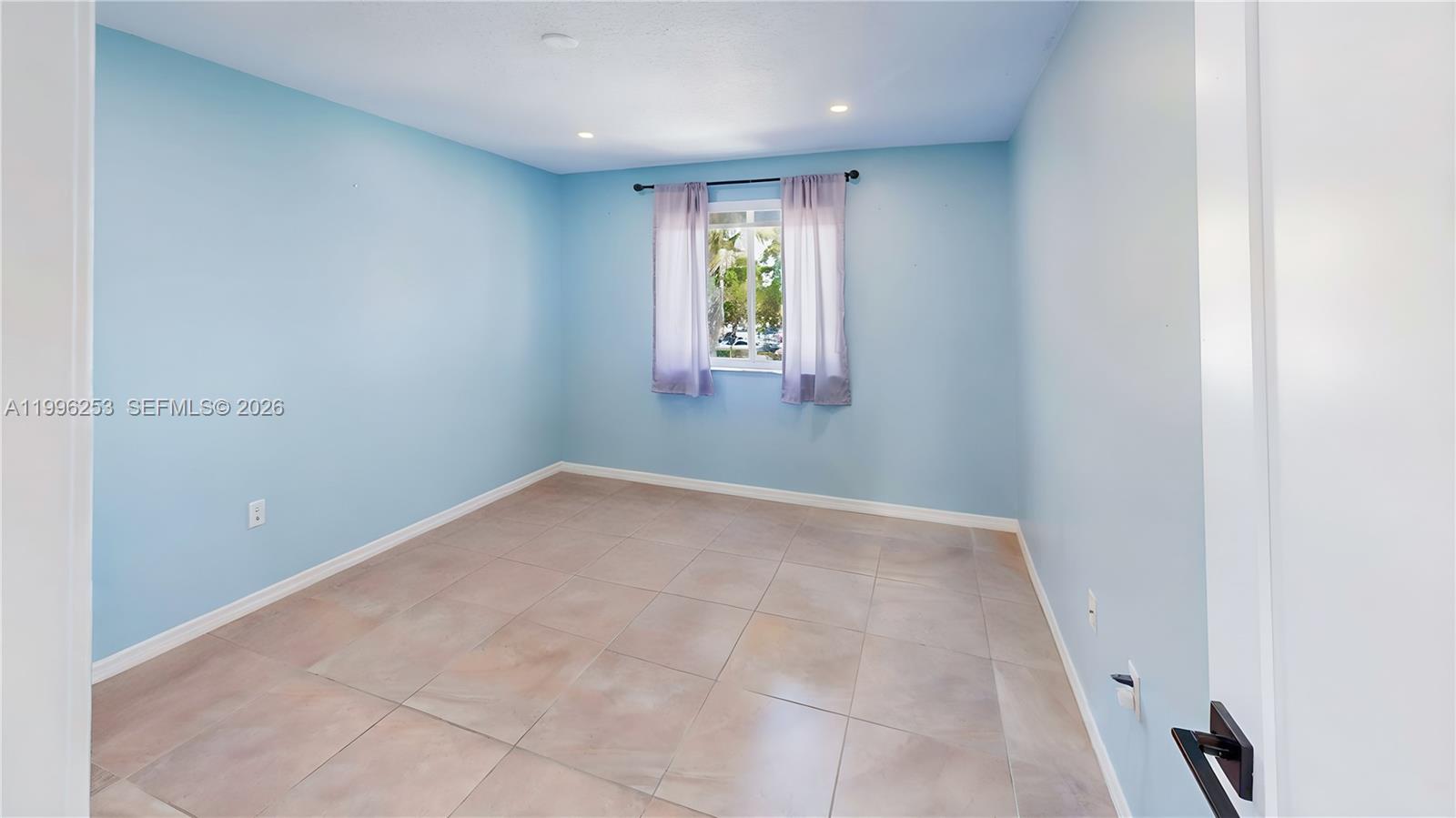 VILLAS AT THE HAMMOCKS CO - Residential