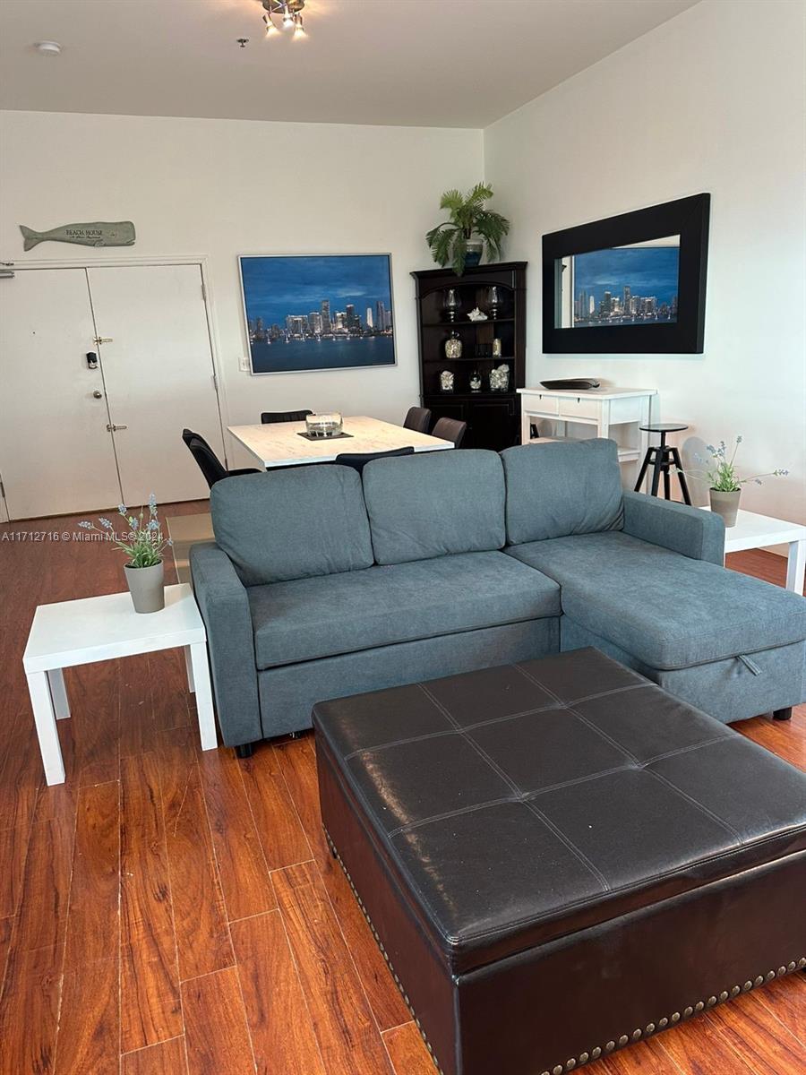 5445 Collins Ave TS7