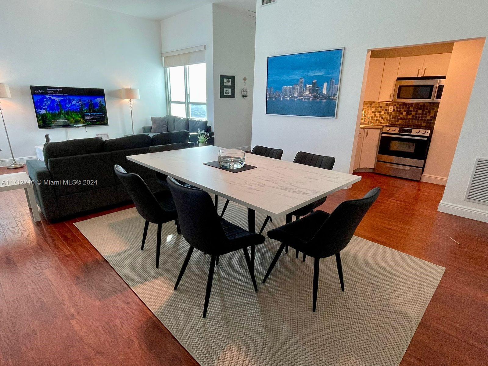 5445 Collins Ave TS7