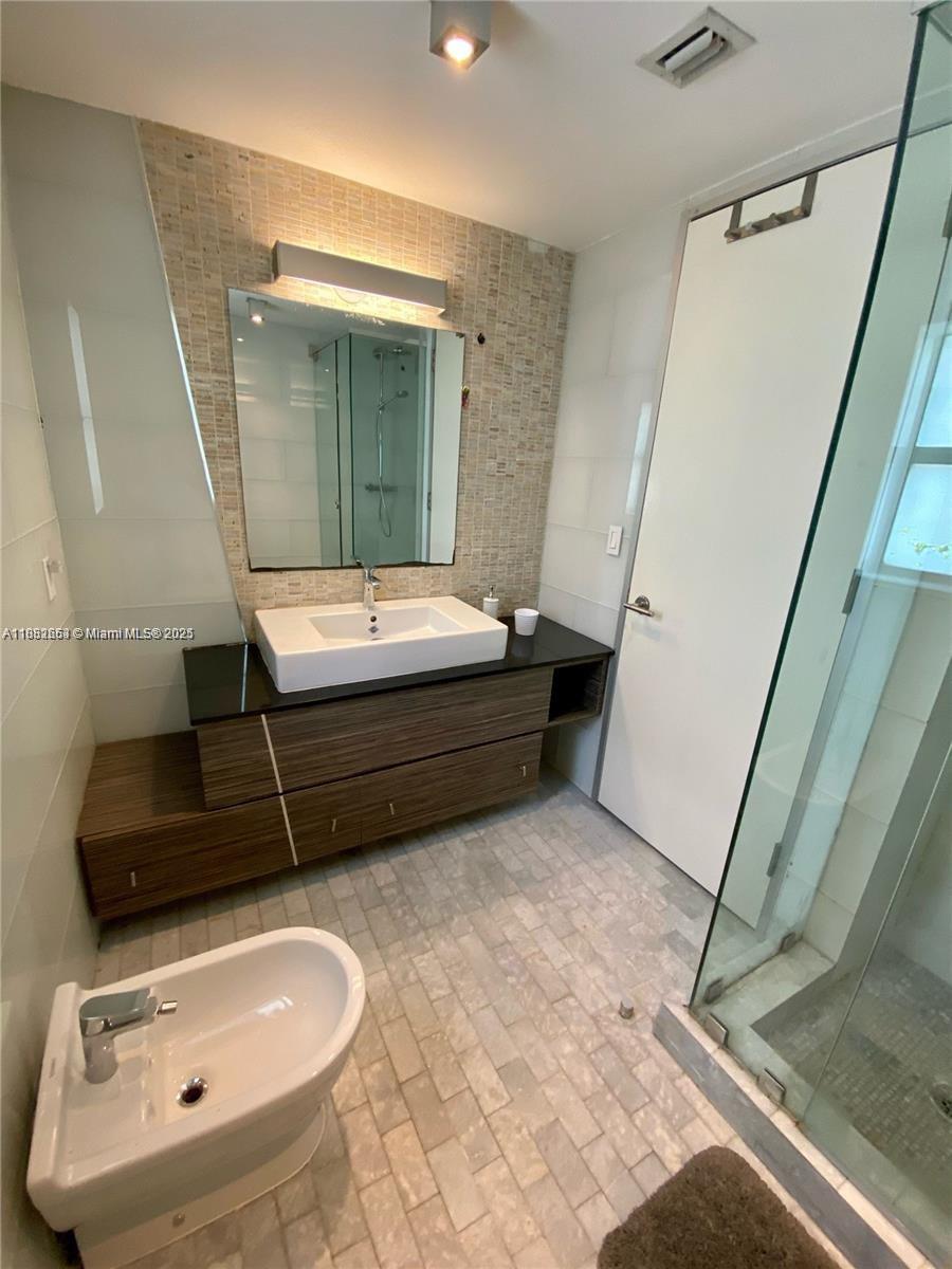 LINCOLN SUB - Residential Lease
