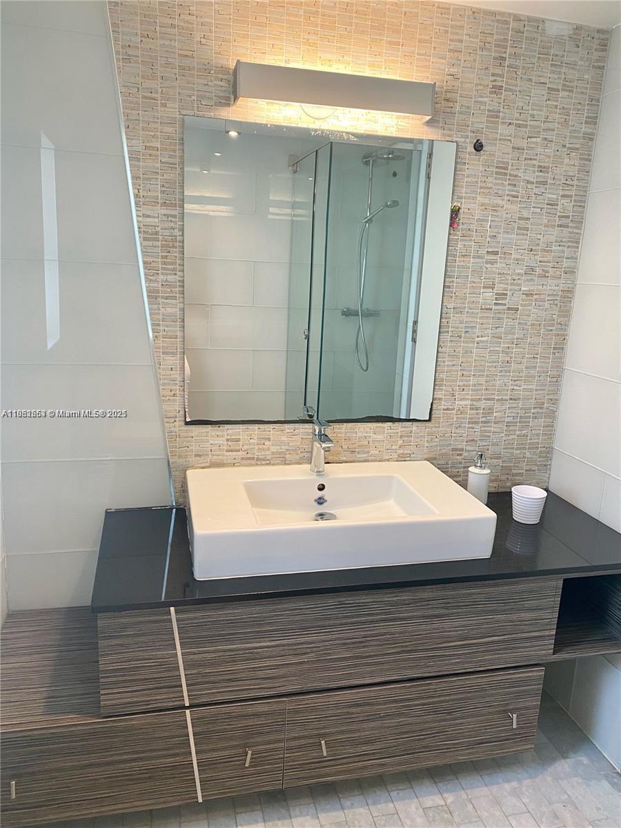 LINCOLN SUB - Residential Lease