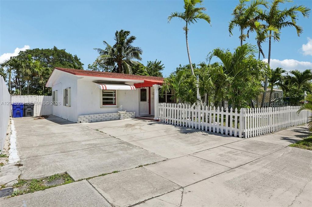 Photo of 1215 S 24th Ave, Hollywood, FL 33020 (MLS # A12013010)