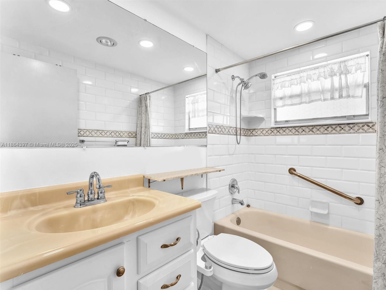 KINGS POINT SAXONY CONDOS - Residential