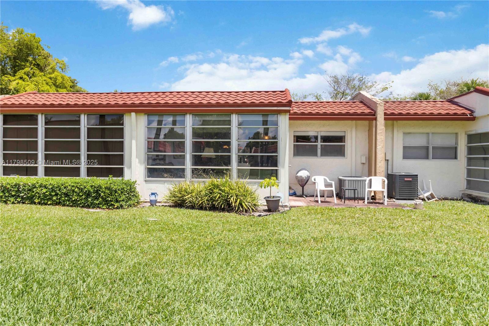 GOLDEN LAKES VILLAGE COND - Residential