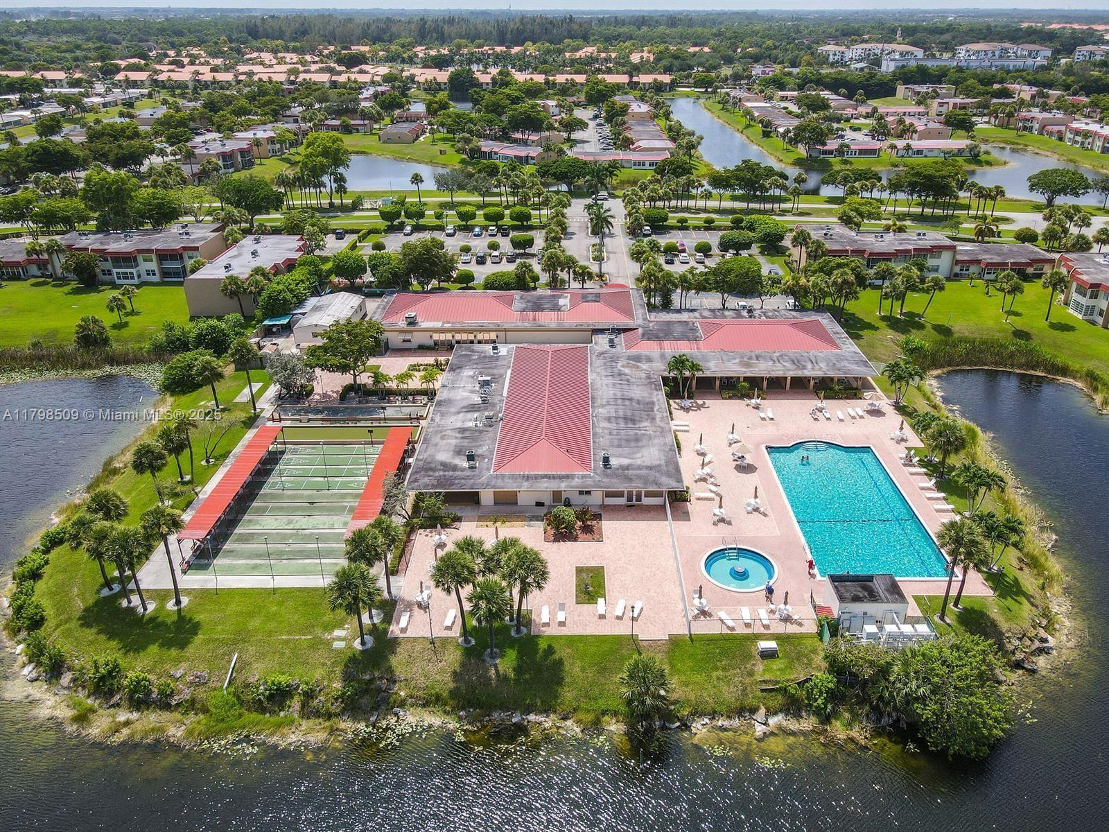 GOLDEN LAKES VILLAGE COND - Residential