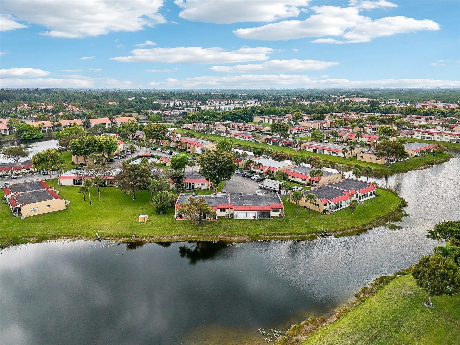 GOLDEN LAKES VILLAGE COND - Residential
