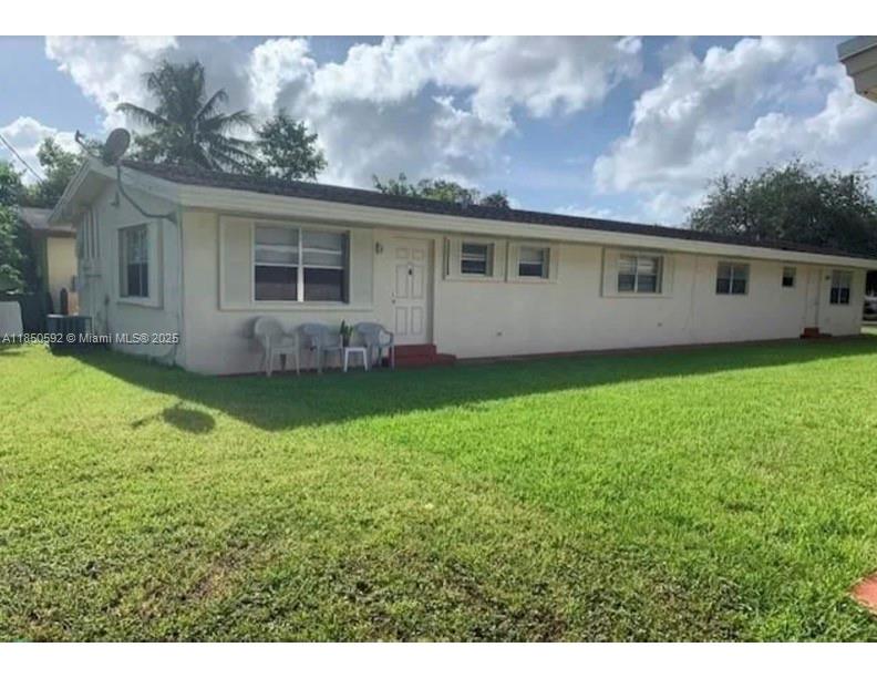 Discover this beautifully maintained 2-bedroom, 2-bathroom duplex, perfectly situated in a desirable Hollywood neighborhood. This spacious and bright home offers a fantastic living experience with a focus on comfort and convenience.