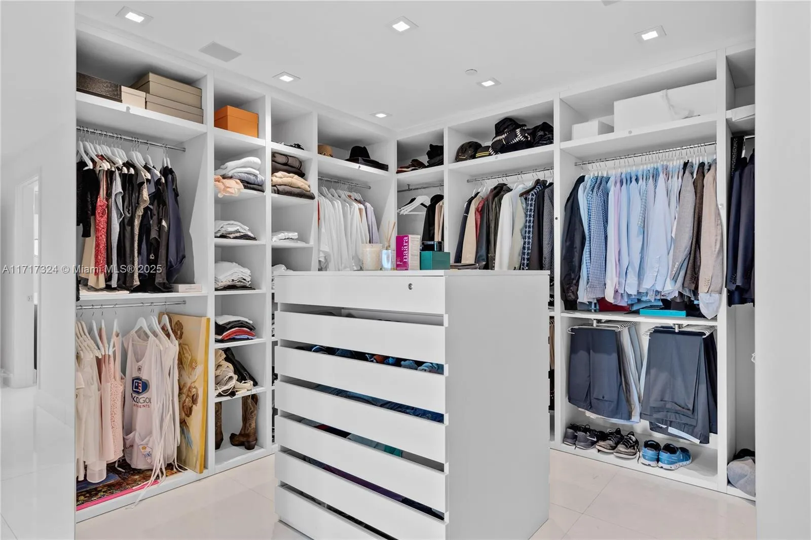 Key Biscayne, Florida 33149, United States, 4 Bedrooms Bedrooms, ,7 BathroomsBathrooms,Residential,Pending,22615