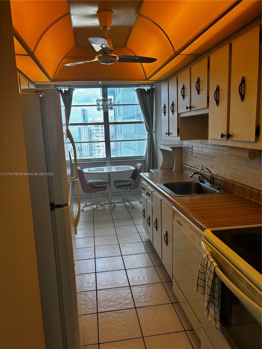 WINSTON TOWERS 500 CONDO - Residential