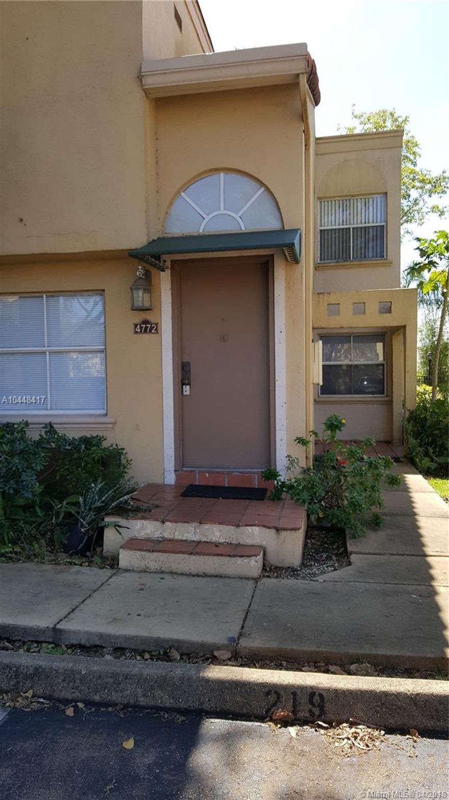 Excellent location in Doral, in a great community with pools, racquet and tennis courts, gym.