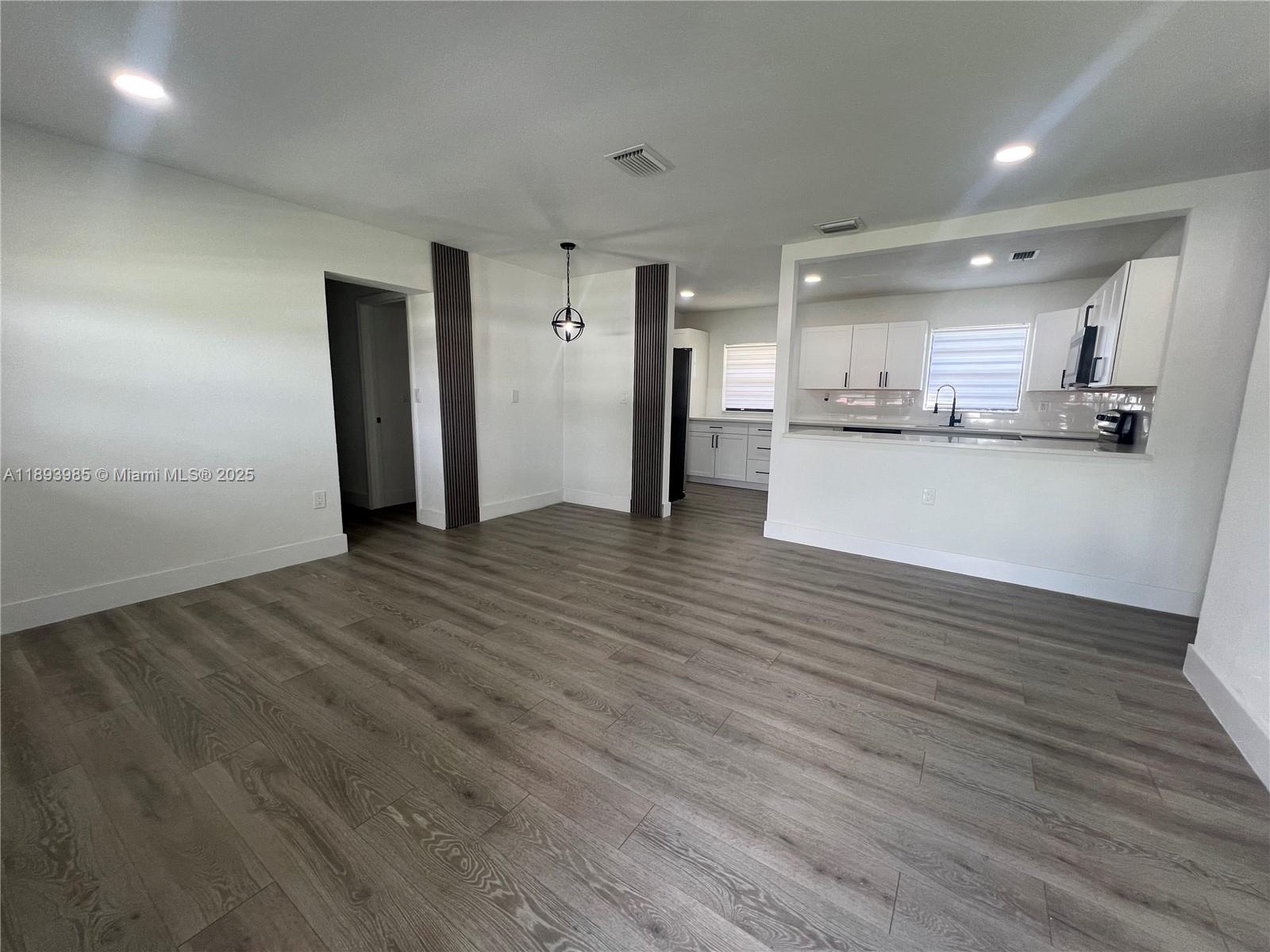 MARK-ALAN MANOR - Residential