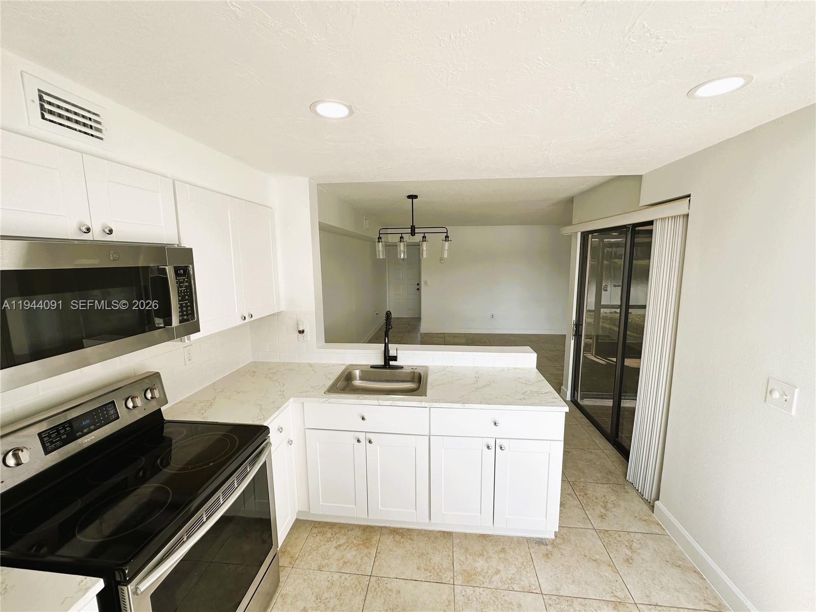 LAKESHORE CONDO 10 - Residential