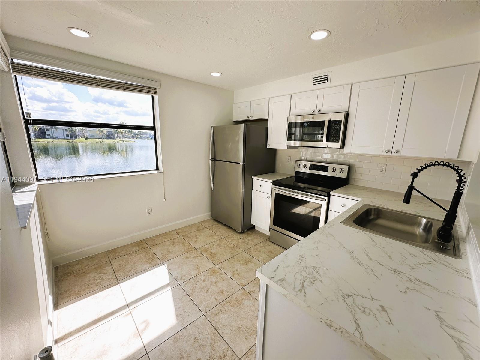 LAKESHORE CONDO 10 - Residential