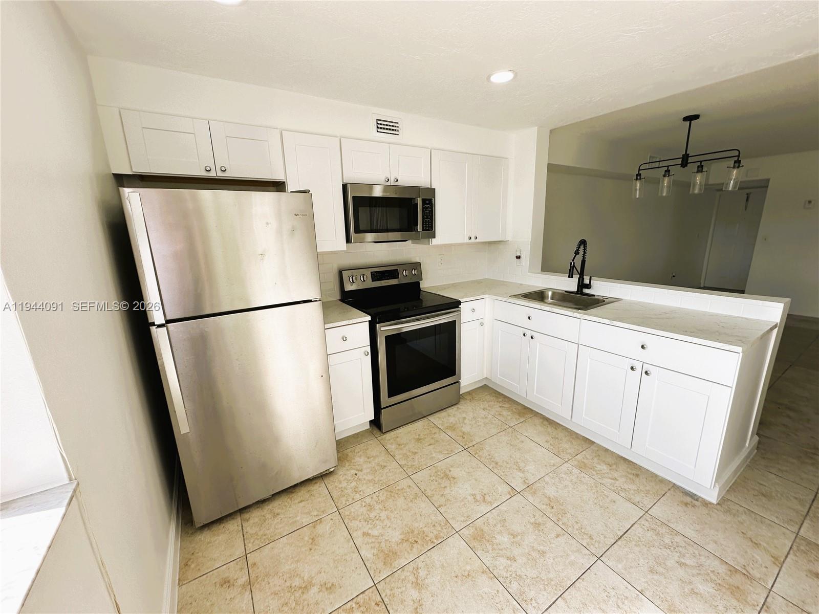 LAKESHORE CONDO 10 - Residential