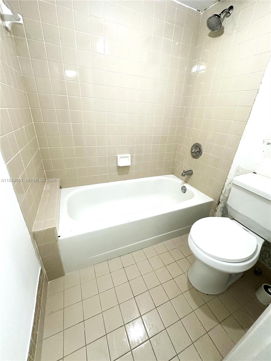 LAKESHORE CONDO 10 - Residential