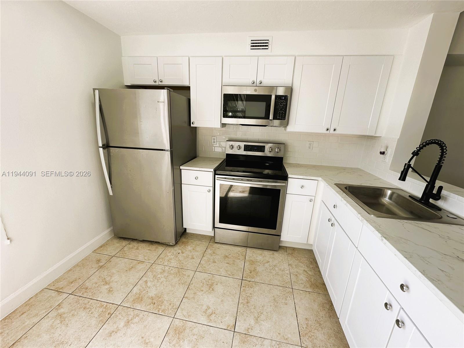 LAKESHORE CONDO 10 - Residential