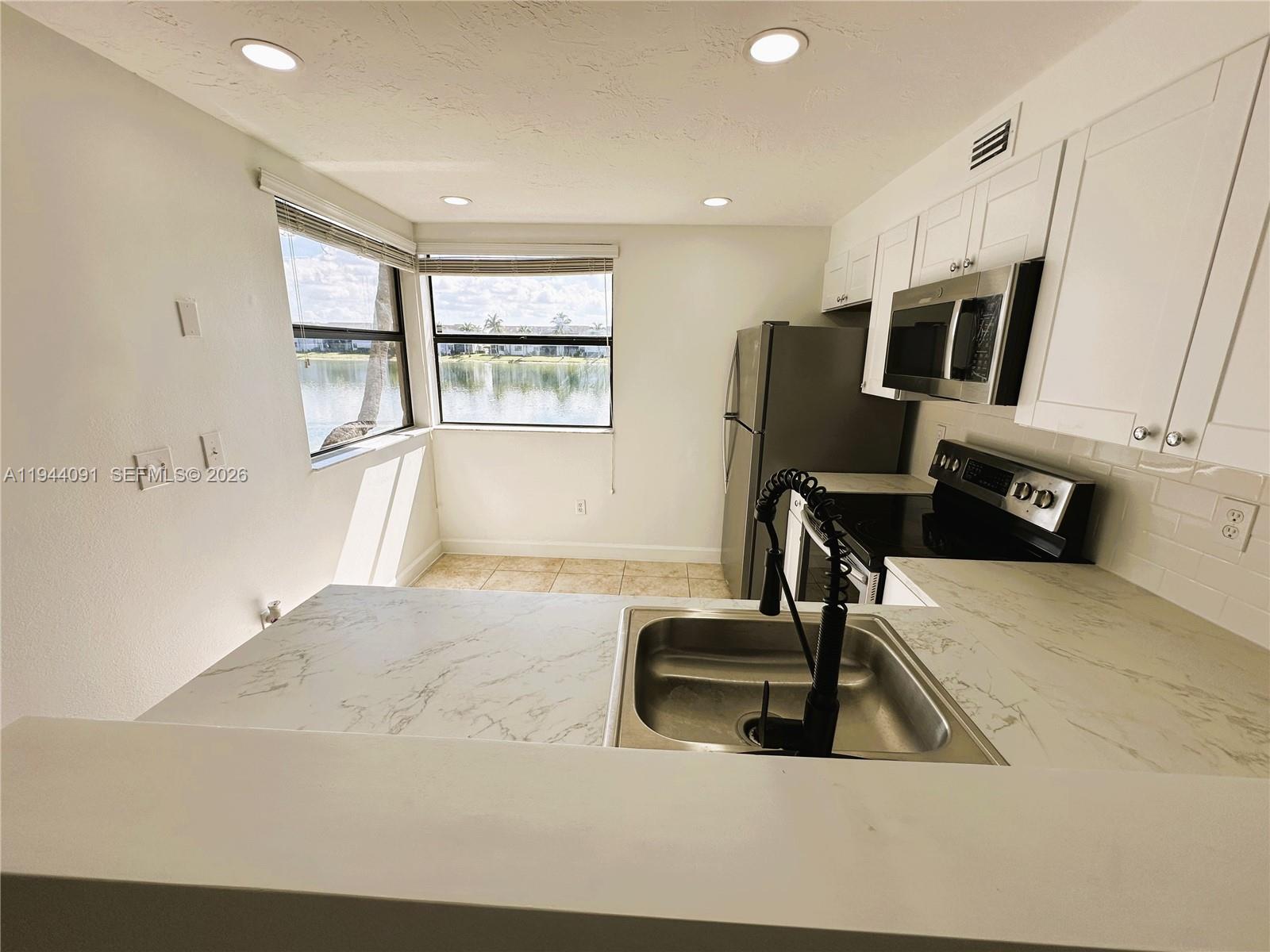 LAKESHORE CONDO 10 - Residential