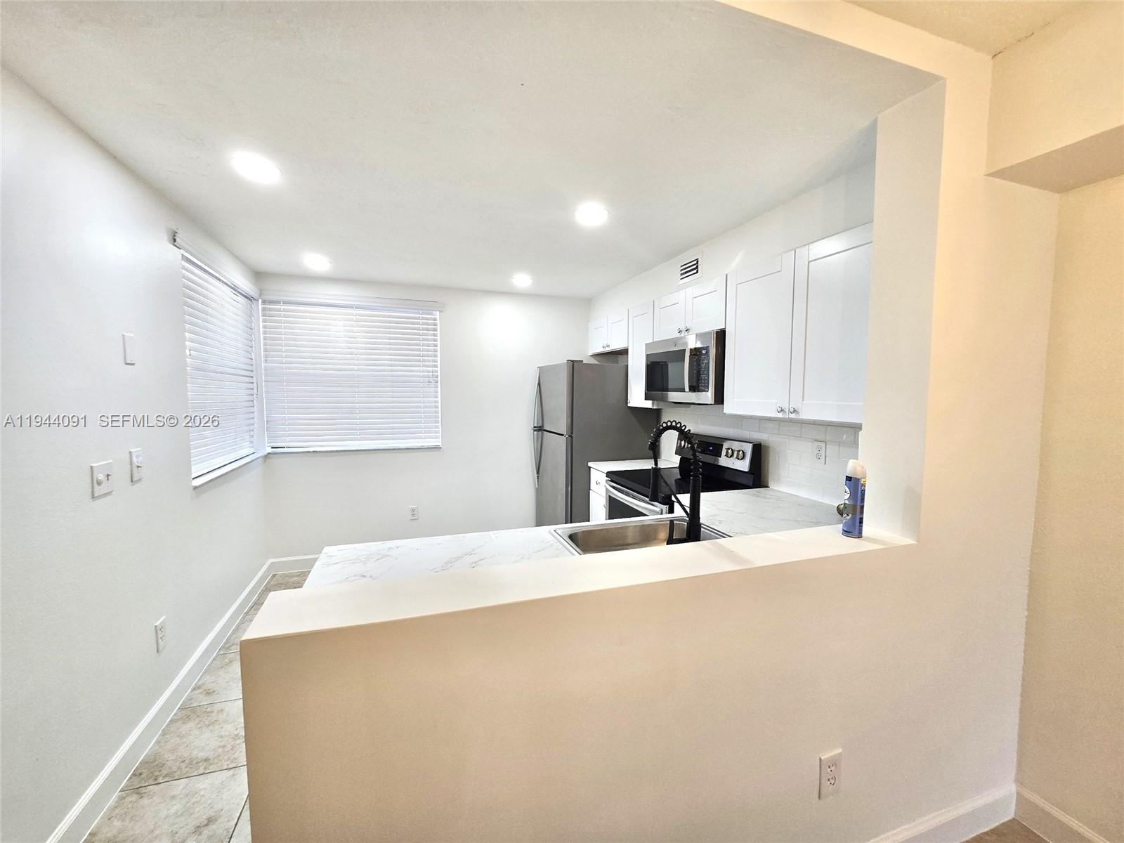 LAKESHORE CONDO 10 - Residential