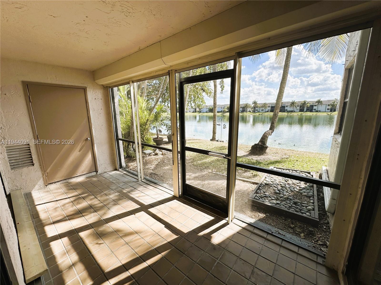 LAKESHORE CONDO 10 - Residential