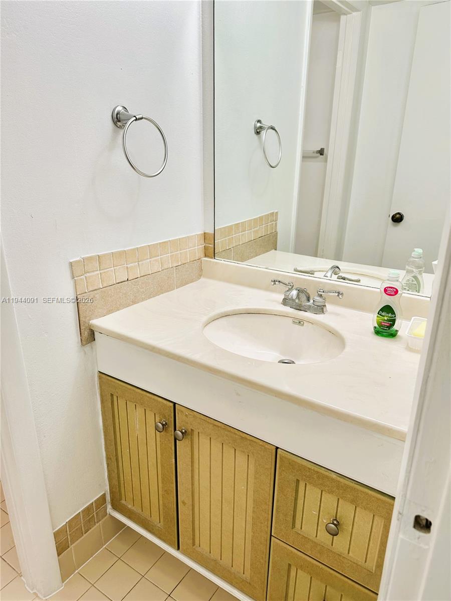 LAKESHORE CONDO 10 - Residential