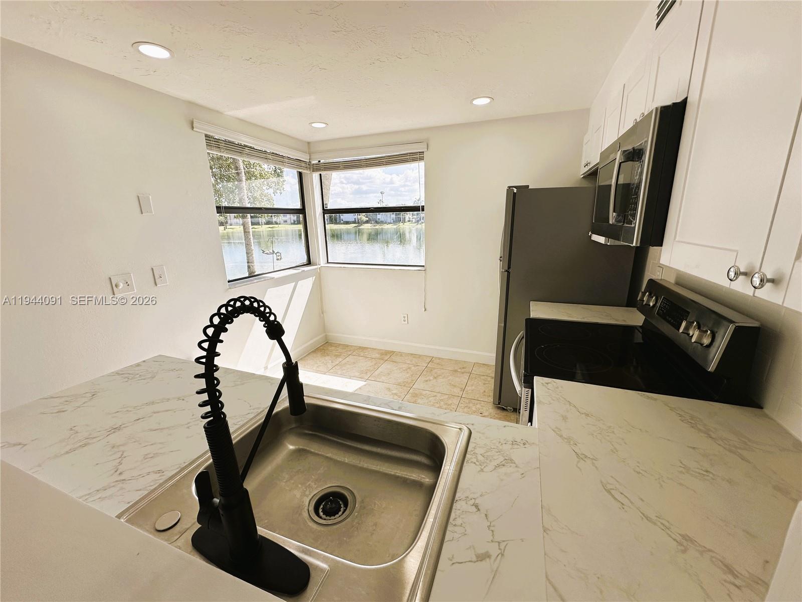 LAKESHORE CONDO 10 - Residential