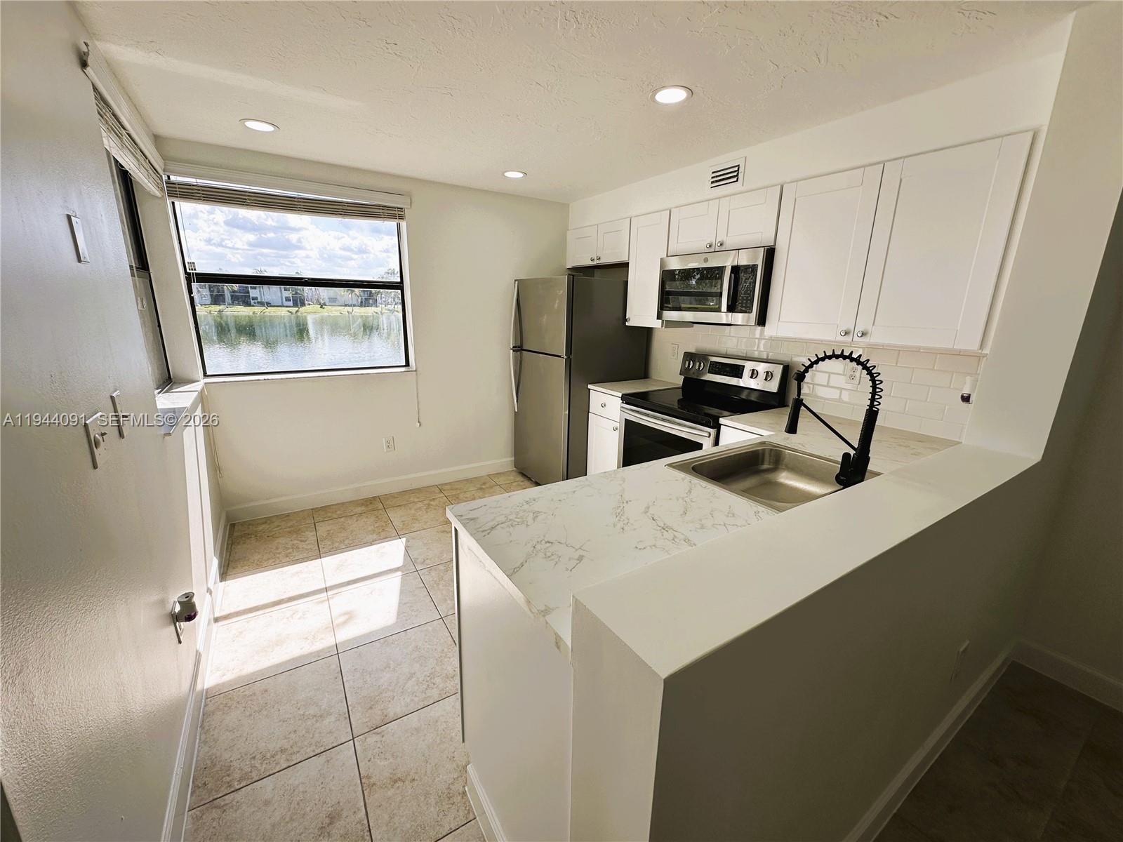 LAKESHORE CONDO 10 - Residential