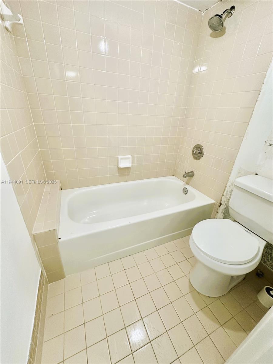 LAKESHORE CONDO 10 - Residential