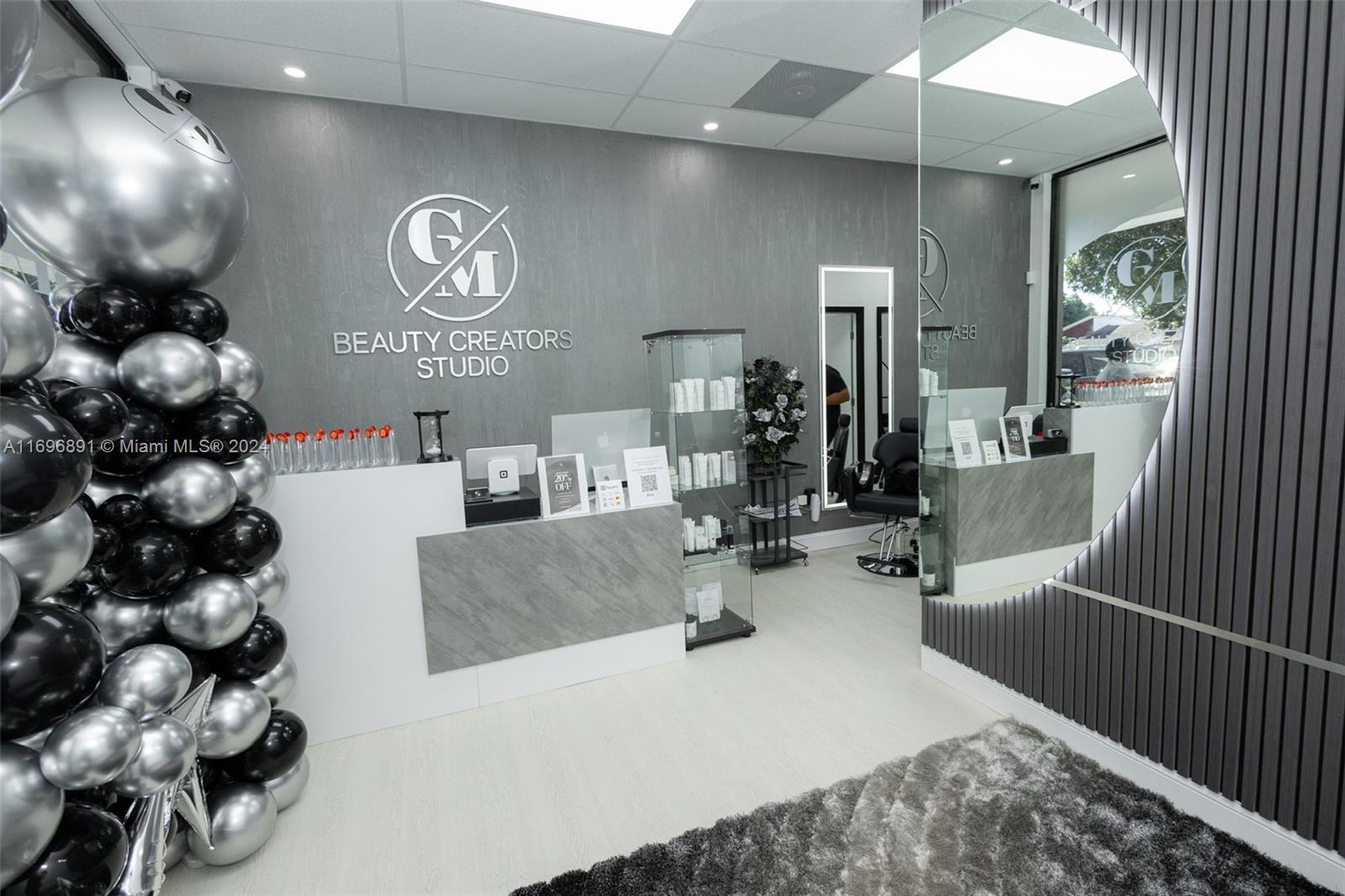 An excellent investment opportunity! This modern and fully renovated salon features 3 suites and 3 chairs, along with an active Beauty Salon license. Currently, 1 suite is rented, generating $1,000 in monthly income, while the owner uses the third. It is in a busy shopping center with high customer traffic, active services, and ample parking.
The salon offers facial and body treatments, eyebrow designs, and eyelash extensions, providing a complete experience for your clients. Imagine yourself leading this amazing business, ready to operate and packed with potential for growth and increased revenue. Don’t miss out on this unique opportunity! The price includes the security deposit for the contract and one month's rent, providing peace of mind to the new owner.
