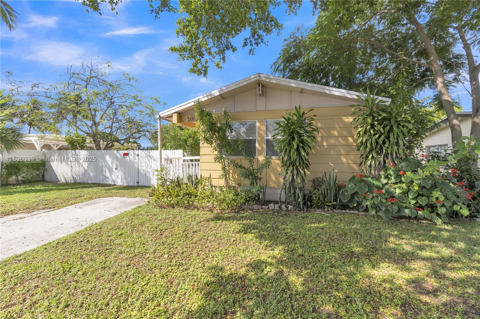 LOCATED ON A DOUBLE LOT* ENDLESS OPPORTUNITIES* 4 BEDROOM 2 BATH * FRAME CONSTUCTION* NEW ROOF IN 2025* SINGLE FAMILY WITH NO GARAGE* FENCED IN YARD* INSIDE UTILITY ROOM* BUS STOP CLOSE BY * 2 MILES TO DOWNTOWN* 3 MILES TO THE BEACH* SOUGHT AFTER LOCATION* HUGE SIDE YARD FOR ENDLESS OPPORTUNITY