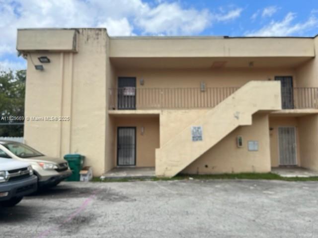 1 Bed 1 bath freshly painted and ready to move, good location, central AC. Fast approval and price to rent. tenant pays for the water