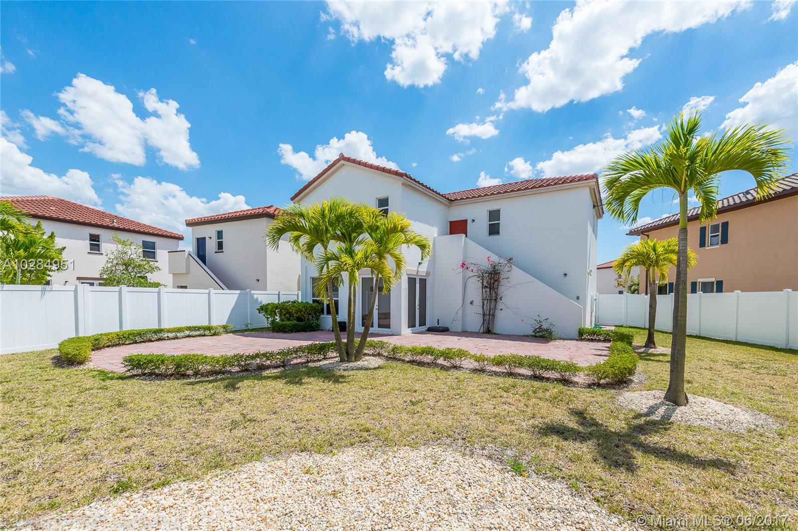 KENDALL COMMONS RESIDENTI - Residential Lease