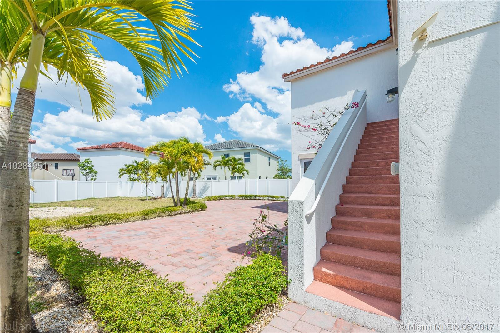 KENDALL COMMONS RESIDENTI - Residential Lease