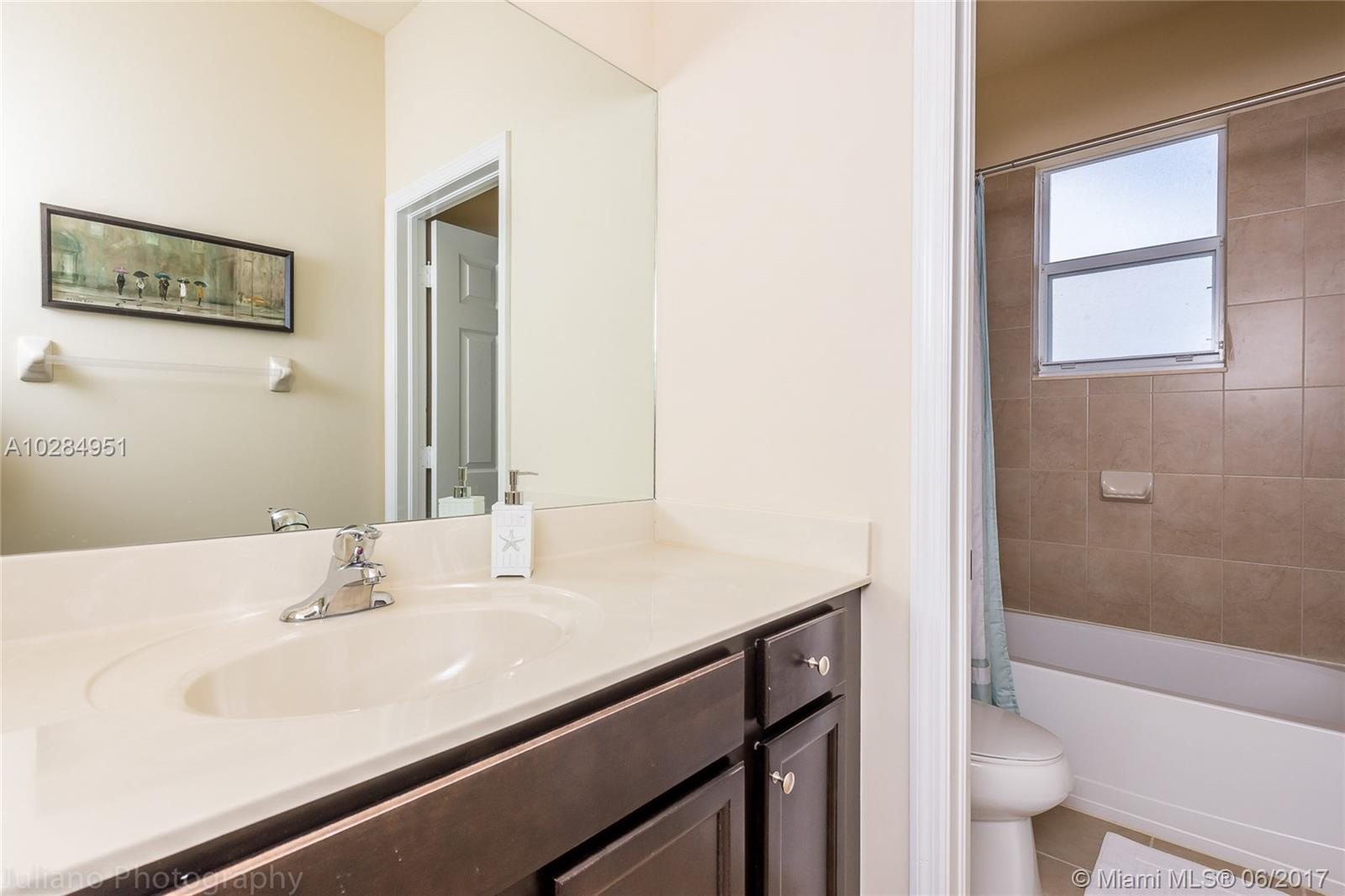 KENDALL COMMONS RESIDENTI - Residential Lease