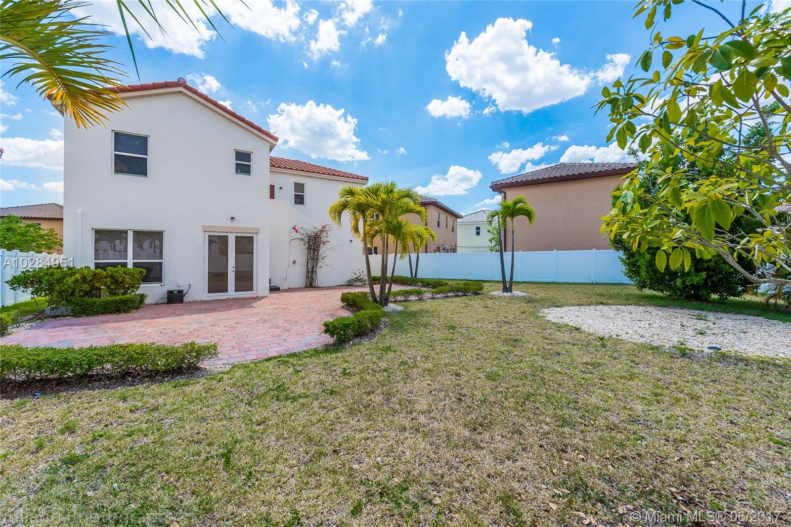 KENDALL COMMONS RESIDENTI - Residential Lease