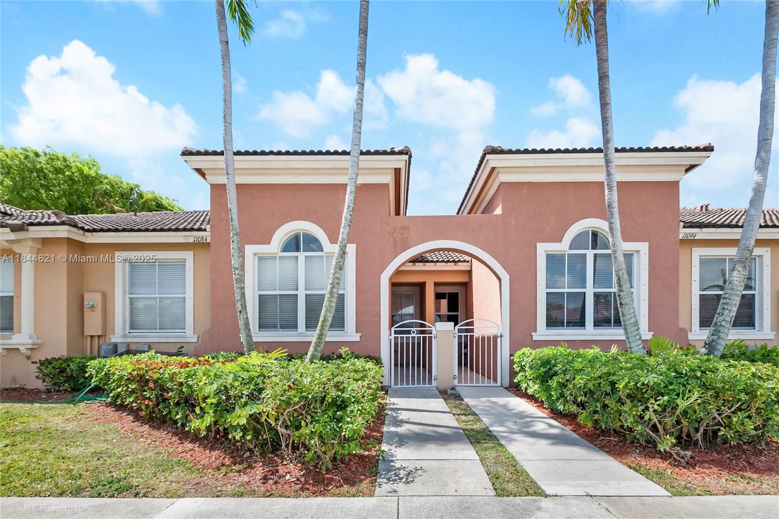Spacious 3-bedroom, 2-bath villa in the Spicewood community. Features a split floor plan, all-tile flooring, and open living/dining areas. playgrounds, and open green spaces nearby. Convenient location close to schools, shopping, and major highways.
schedule your tour today!