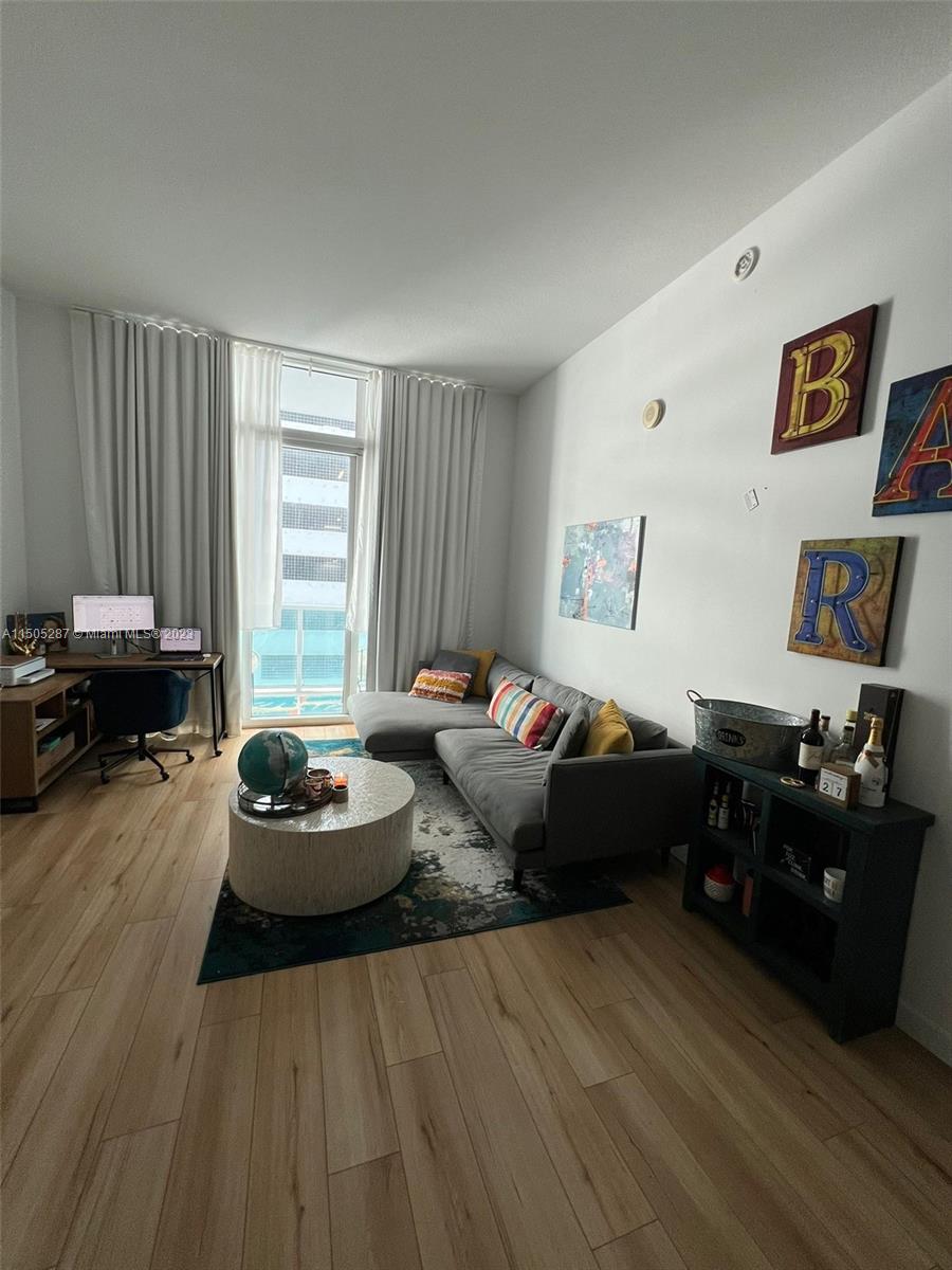 Beautiful and updated one bedroom unit with Bay views. High ceilings, stainless steel appliances, granite
countertops and a balcony to enjoy your Bay views and City lights. Assigned parking spot. Walk to Mary Brickell
Village, enjoy endless options of restaurants, lounges, cafes, shopping and more. Enjoy a beautiful lounge area
pool, fitness center, 24 hour concierge and clubhouse. Few minutes from Downtown, Miami International Airport
and Miami Beach. Tenant Occupied until end of January.