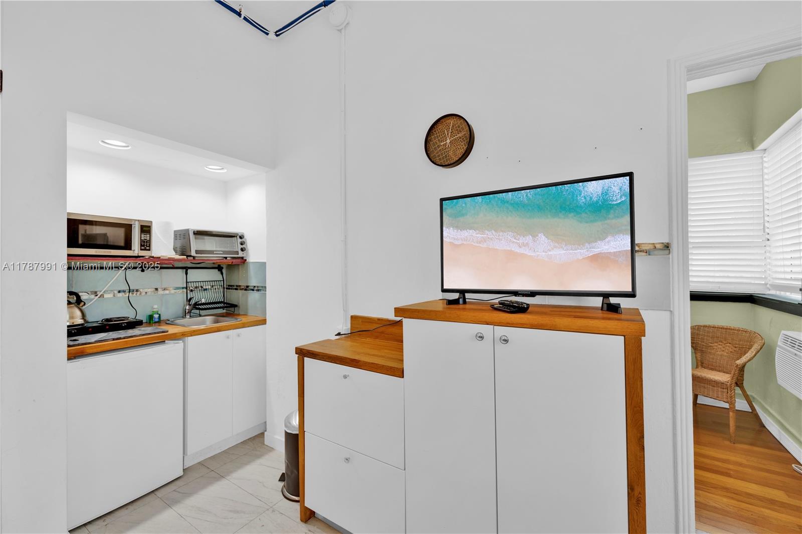 255 W 24th St 136