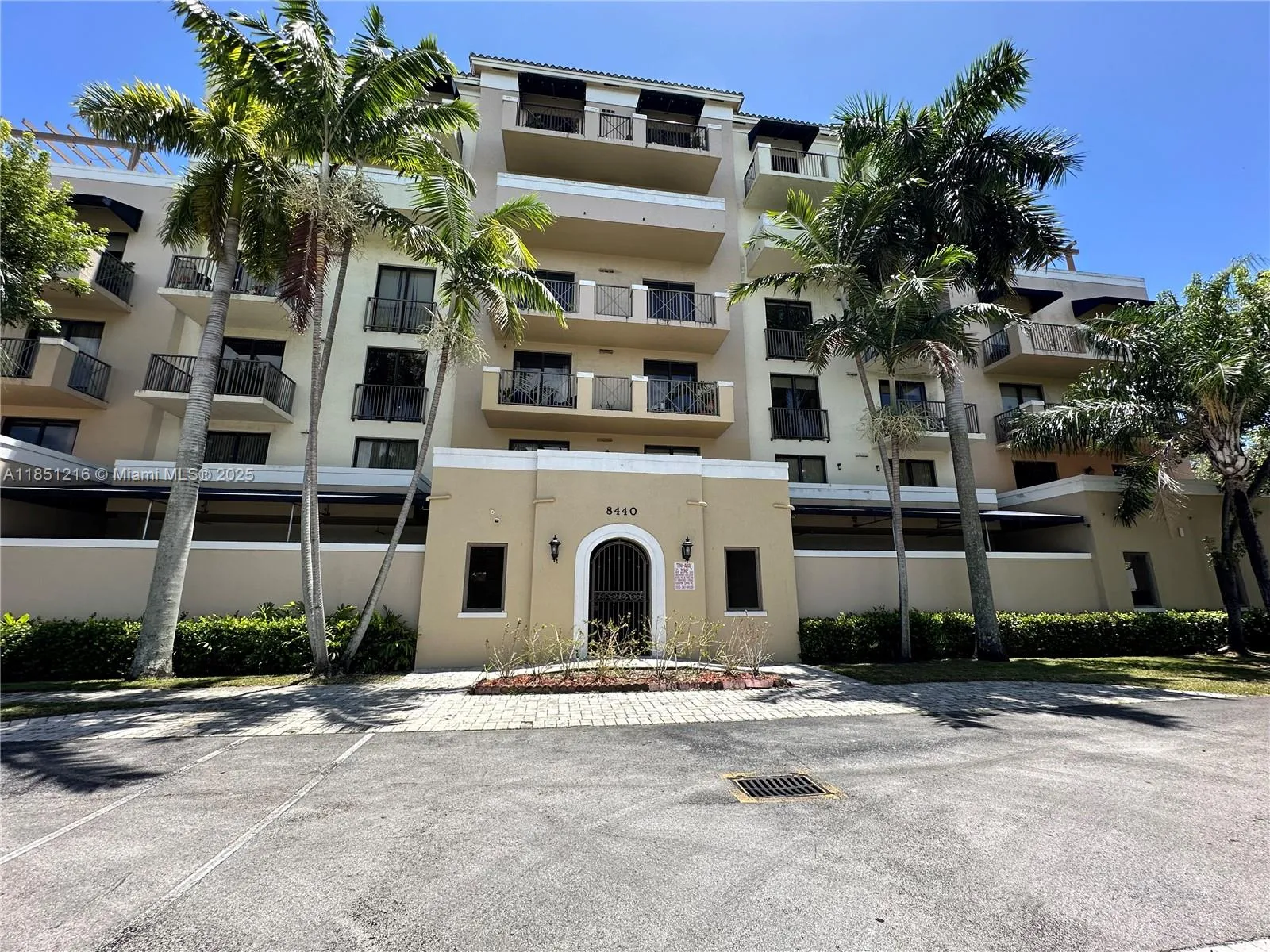 Miami, Florida 33144, United States, 2 Bedrooms Bedrooms, ,2 BathroomsBathrooms,Residential,Pending,185021