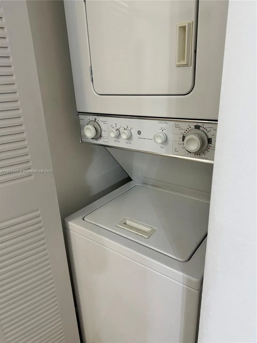 Miami, Florida 33144, United States, 2 Bedrooms Bedrooms, ,2 BathroomsBathrooms,Residential,Pending,185021