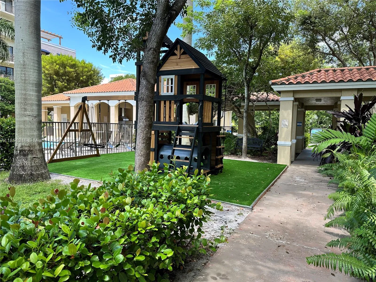 Miami, Florida 33144, United States, 2 Bedrooms Bedrooms, ,2 BathroomsBathrooms,Residential,Pending,185021