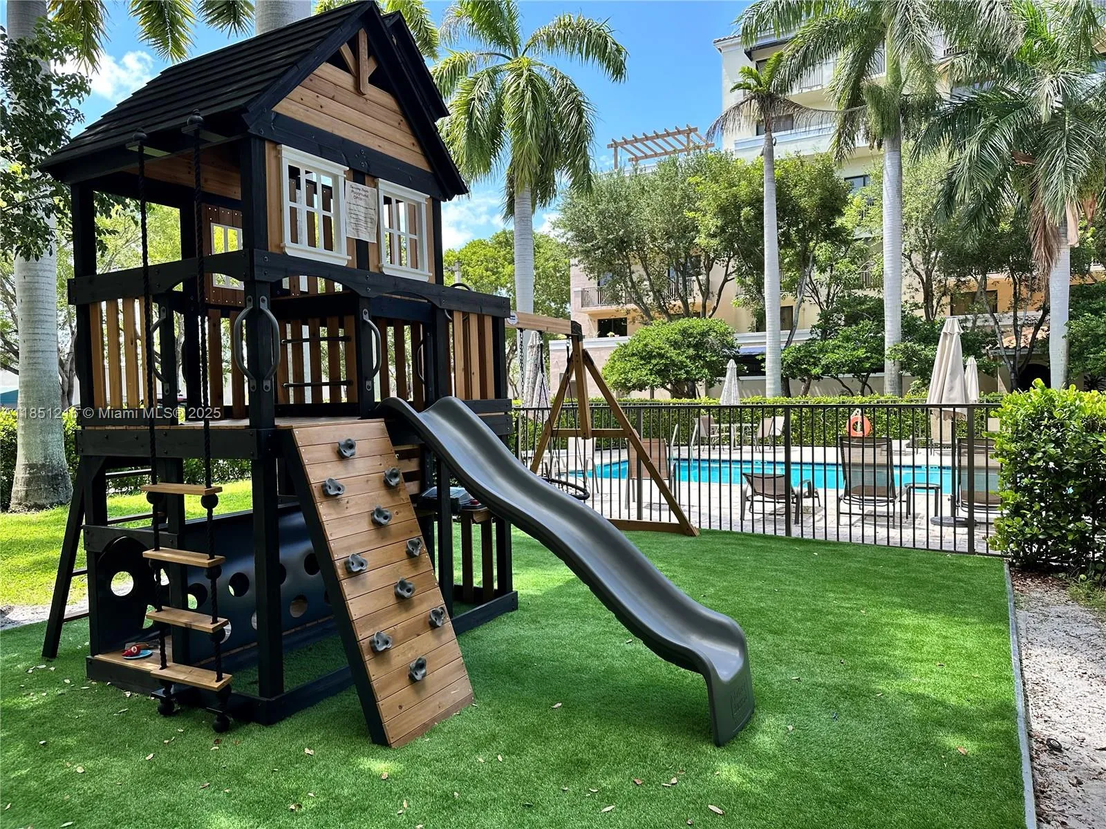 Miami, Florida 33144, United States, 2 Bedrooms Bedrooms, ,2 BathroomsBathrooms,Residential,Pending,185021