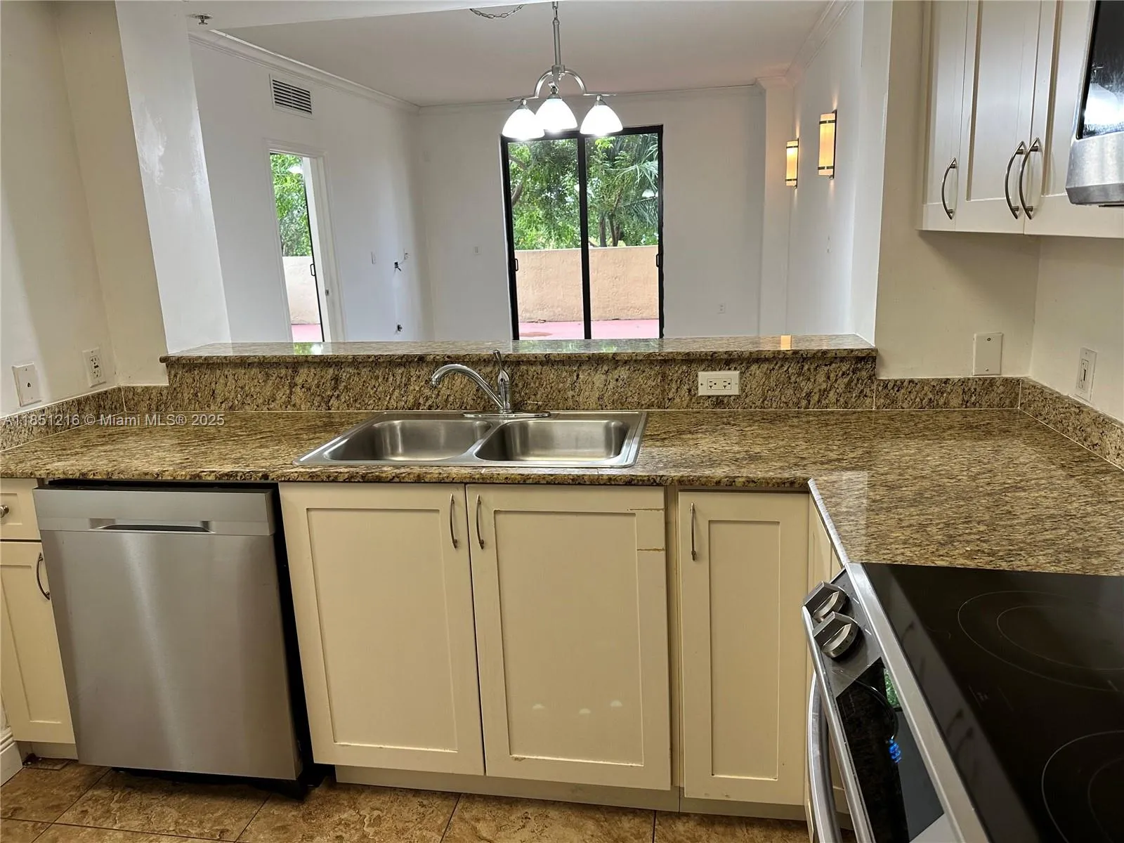 Miami, Florida 33144, United States, 2 Bedrooms Bedrooms, ,2 BathroomsBathrooms,Residential,Pending,185021