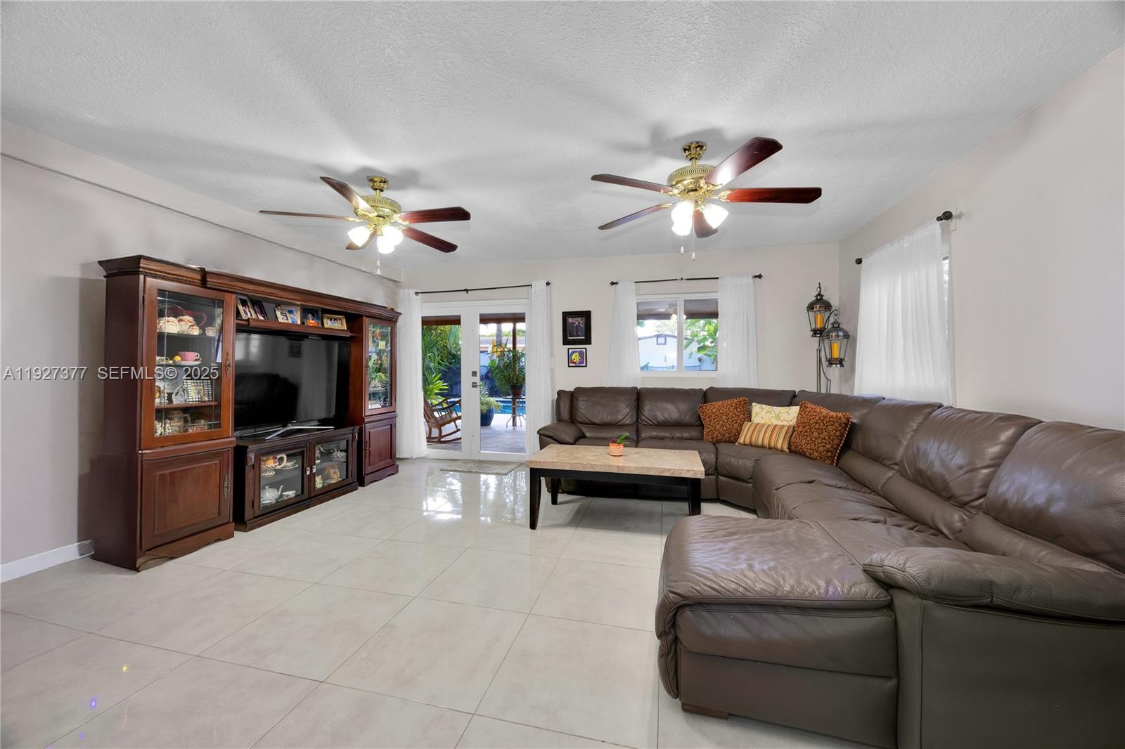 HIALEAH ESTATES - Residential