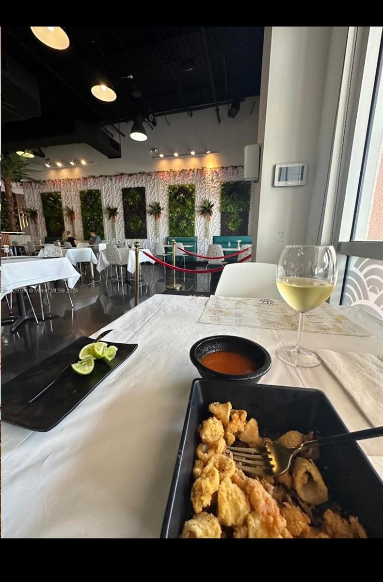 Fully operational and wel-established restaurant for sale in a prime locatio, offering strong cash flow and loyal customers base. This turnkey business is perfect for foreign investors seeking to qualify for de E-2 investor visas potential EB5 immigrants Investor program.
